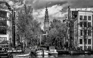 Die Zuiderkerk in Amsterdam, vom Fluss Amstel aus gesehen.
