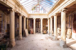 Kamer in een Verlaten Klooster. van Roman Robroek - Foto's van Verlaten Gebouwen