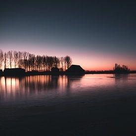 Die blaue Stunde vor Sonnenaufgang auf einem zugefrorenen See. von Cynthia Bil