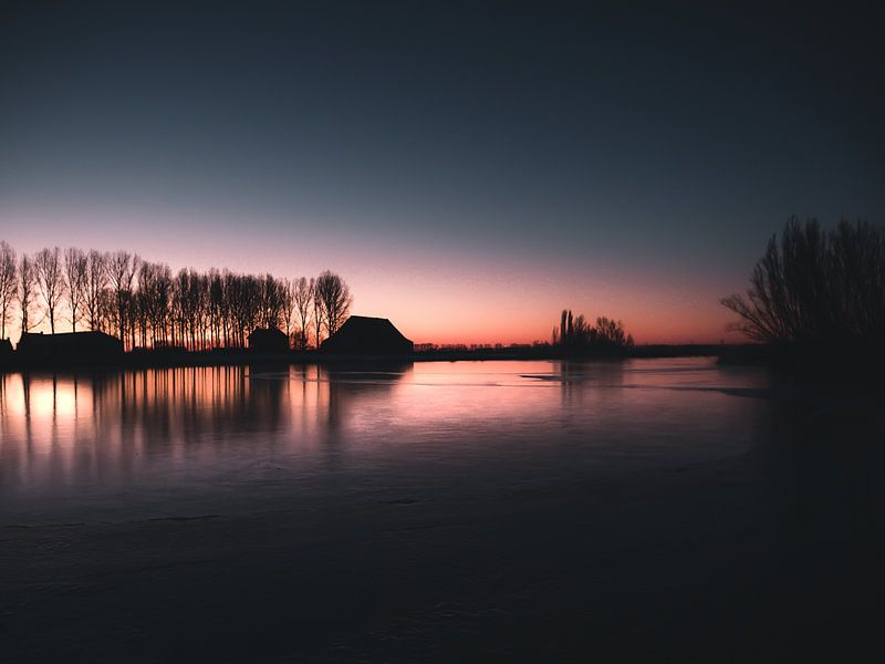 Zonsopgang aan een bevroren meer. van Cynthia Bil
