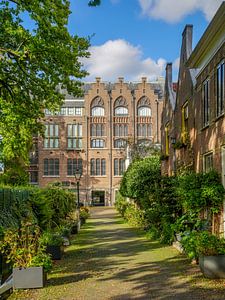 5. Binnenvestgracht in Leiden mit PJ Veth-Gebäude