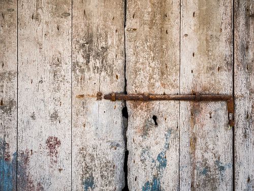 Vieille porte en bois avec serrure rouillée