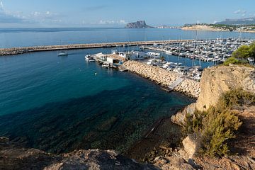 Blaues Mittelmeer und Yachthafen in Moraira 2 von Adriana Mueller