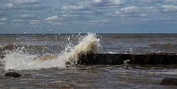 Wellen über einem Schiffswrack, England Hunstanton von Nynke Altenburg