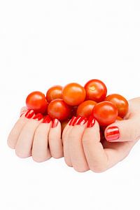 Two hands holding cherry tomatoes on a white background sur Ben Schonewille