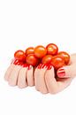 Zwei Hände mit Tomaten auf weißen Hintergrund isoliert von Ben Schonewille Miniaturansicht