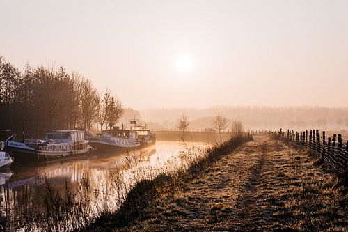 Zonsopkomst bij een kleine jachthaven
