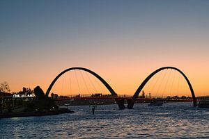 Die Brücke erstrahlt nach Sonnenuntergang