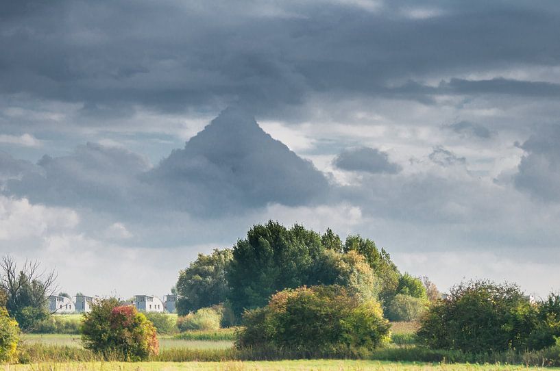 Piramide boven Empel van Ingeborg Ruyken