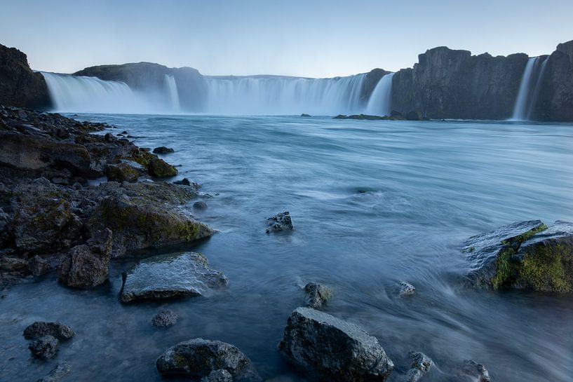 Waterfall in Iceland by PeetMagneet