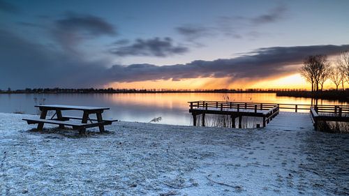 Steiger en houten picknicktafel aan het Meer van Dirkshorn in een winterse setting