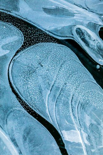 Een golf van ijs in een bevroren meer van Marion Peeten