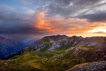 Lever de soleil sur les montagnes du parc national des Hohe Tauern en Autriche sur Marcel van Kammen