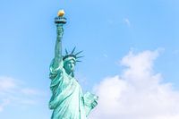 Vue rapprochée de la Statue de la Liberté sur un ciel bleu