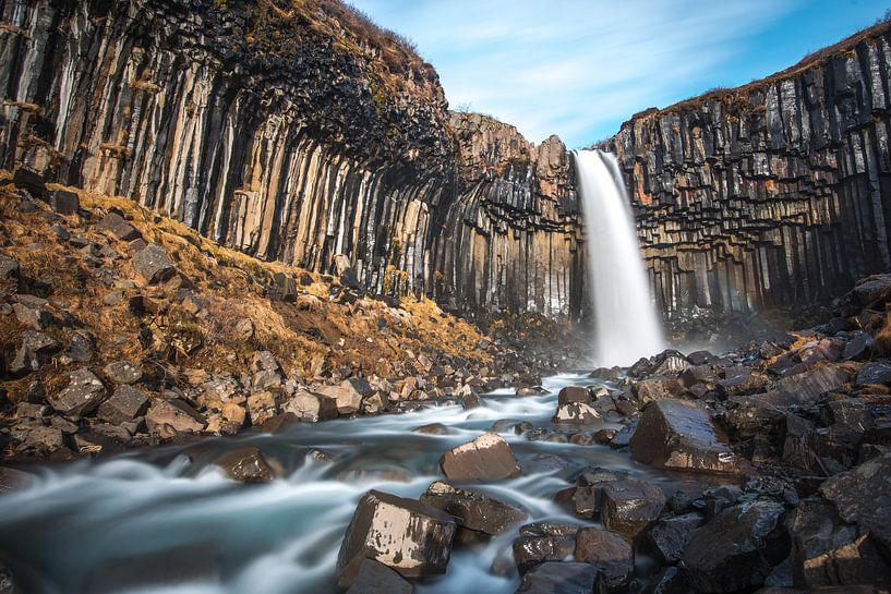 Svartifoss, de zwarte waterval in zuid IJsland van Gerry van Roosmalen