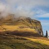 Laaghangende wolken op Esturoy - Faeröer  van Remco Bosshard