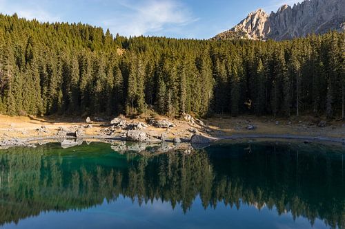 Reflecties op het meer van Karersee