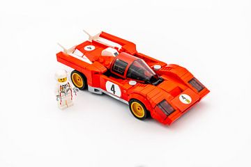 Lego Ferrari 512M avec minifigure à l'extérieur