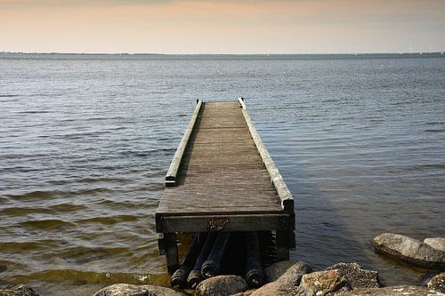 Houten steiger in meer
