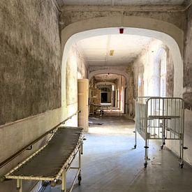 Alter verlassener Krankenhauskorridor mit Krankenbett in einem Sanatorium  Lost Places von Animaflora PicsStock