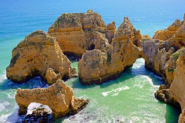 Rotsen bij Ponte Piedade in Lagos Portugal van Eye on You