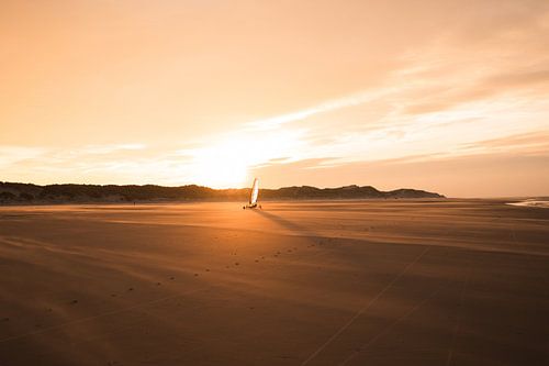 Leeg strand, gouden zon, zeilen dansen in de wind.