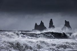 Rough sea 2 by Hans Soowijl