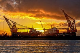 Kranichschiffe Thialf und Sleipnir Sonnenuntergang von Arthur Bruinen