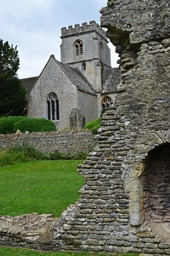 Middeleeuwse kerk met fragment van ruïne op het Engelse platteland van Studio LE-gals