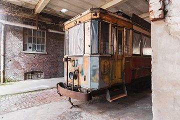 Straßenbahn in einem verlassenen Gebäude