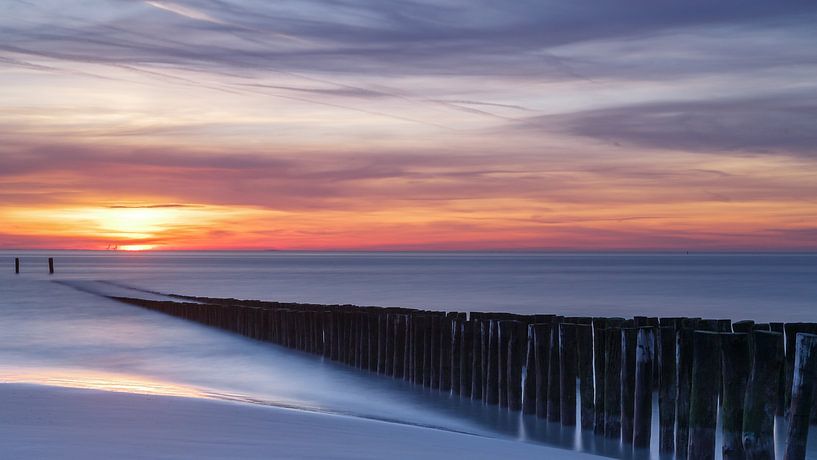 Zonsondergang aan de kust van Zoutelande Zeeland van Menno Schaefer