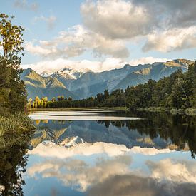 Lake Matheson, Fox Glacier, Nieuw Zeeland van Thomas van der Willik