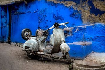 Motorroller in Indien (II) von Caroline Boogaard