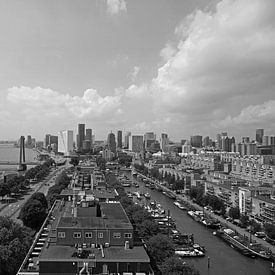 Rotterdamer Skyline-Panorama-Hochhausdruck schwarz-weiß von Miljko Kucevic