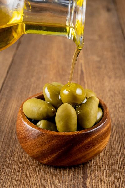 Grüne Oliven und Olivenöl von Photo Art Thomas Klee