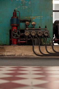 Machine in voormalig mijngebouw van Bas Nieuwenhuijsen