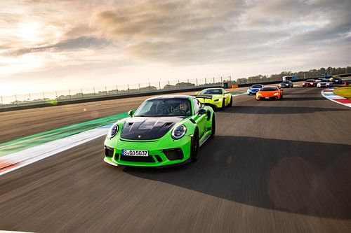 Optocht van supercars - Aston Martin - Porsche - Lamborghini - Ferrari