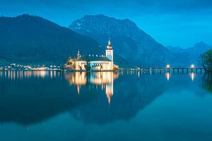 Schloss Orth in der Abenddämmerung