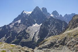 Hoge berg met sneeuw Nationaal parc des Ecrins van Andrew van der Beek