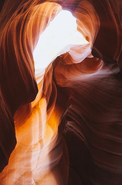 Doorkijkje omhoog naar de zonstralen en lichtstralen in Antelope Canyon van Michiel Dros