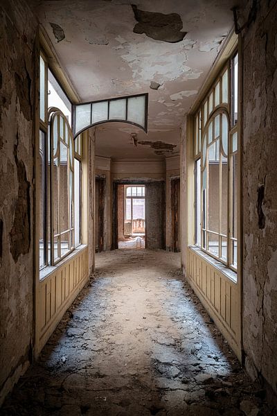 Beau couloir abandonné. par Roman Robroek - Photos de bâtiments abandonnés