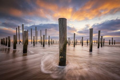 Zonsondergang op het strand bij Petten. Mooie wolkenluchten trekken voorbij met de koude noorden win