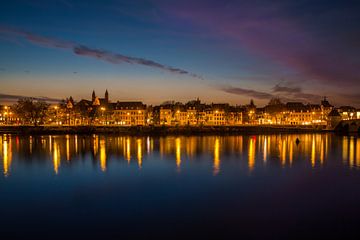 Maastricht de stad in het avondlicht
