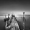 Steg am Meer bei Lissabon Portugal in schwarzweiss. von Manfred Voss, Schwarz-weiss Fotografie