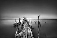 Passerelle au bord de la mer près de Lisbonne Portugal en noir et blanc.