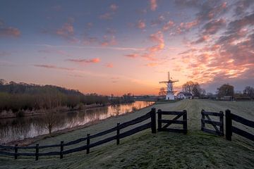 Molen De Vlinder aan de rivier de Linge in de Betuwe van Moetwil en van Dijk - Fotografie