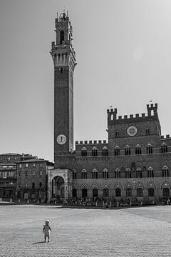 Kunst Architectuur Kind op Piazza del Campo Siena BNW van Martijn Jebbink Fotografie