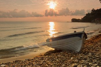 Een boot in ochtend licht