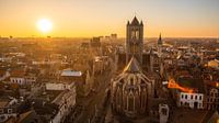 Uitzicht over Gent. Sint-Niklaaskerk tijdens een zonsondergang in het voorjaar van 2019.