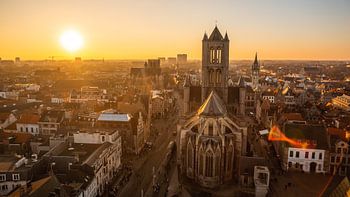 Uitzicht over Gent. Sint-Niklaaskerk tijdens een zonsondergang in het voorjaar van 2019.
